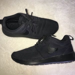 All black women’s Nike Roshe